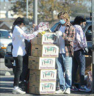 Brad Pitt foi flagrado ajudando a alimentar os necessitados no centro-sul de Los Angeles.