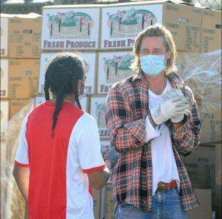 Brad Pitt foi flagrado ajudando a alimentar os necessitados no centro-sul de Los Angeles.