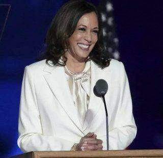 O terno branco de Kamala Harris e a luta das mulheres pelo direito ao voto