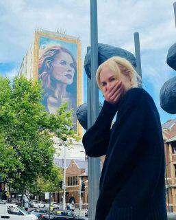 Nicole Kidman ainda se surpreende ao ver o rosto dela nos pôster publicitários.