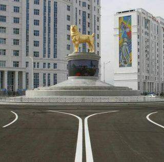 Turcomenistão ergueu uma grande estátua de um cão dourado