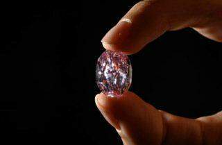 Maior diamante roxo-rosa já leiloado é vendido por R$ 143 milhões