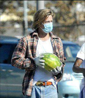 Brad Pitt foi flagrado ajudando a alimentar os necessitados no centro-sul de Los Angeles.