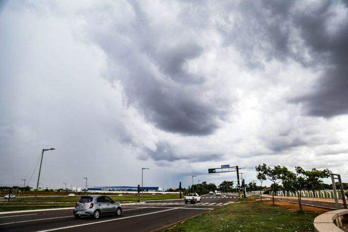 Quente e úmido, Verão começa com chuva em Campo Grande nesta segunda