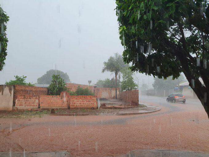 Chuva alivia 'calorão' e derruba temperatura de Campo Grande em 9 graus