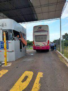 Ônibus batem e um derruba cabine com funcionária na rodoviária de Campo Grande