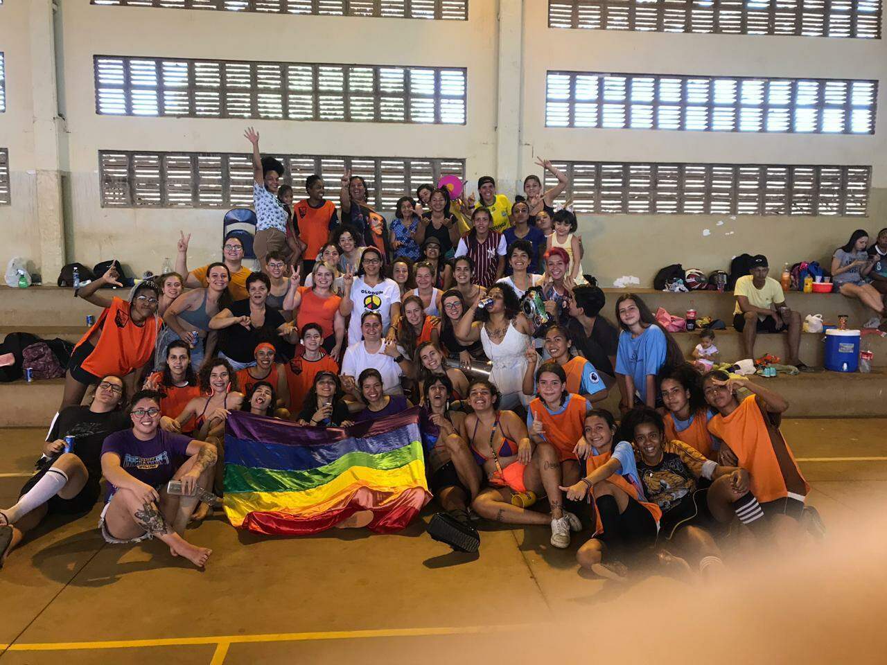Time de futebol feminino pró-LGBTQ+ celebra representatividade e solidariedade em ação inspiradora