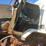 VÍDEO: Caminhão carregado de ração colide em carreta bitrem na MS-162