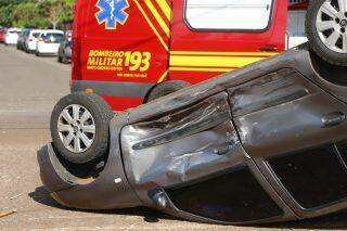 Cruzamento sem sinalização causa mais um acidente e carro capota no Monte Castelo