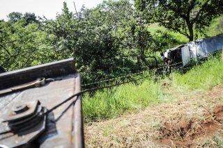 Caminhoneiro morre após veículo atravessar pista e capotar na BR-060 em Campo Grande