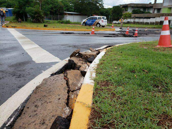 Chuva abre cratera e leva asfalto de rotatória da Joaquim Murtinho
