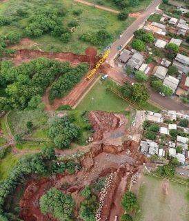 Prefeitura fará ‘piscinão’ como alternativa para alagamento em região de casa cercada por cratera em MS