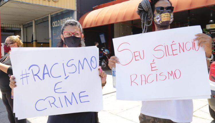 Vidas negras importam: grupo faz ato em frente à loja de comerciante acusada de racismo