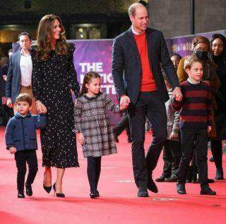 Os duques de Cambridge levam os filhos a um espetáculo de Natal no London Palladium
