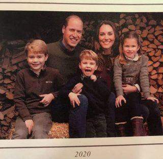Príncipe Louis foi o destaque na foto da família para o cartão de Natal a todos os funcionários do NHS