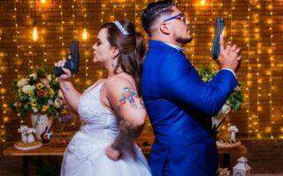 Noivos viralizam na web após postarem fotos com padrinhos ostentando armas no casamento
