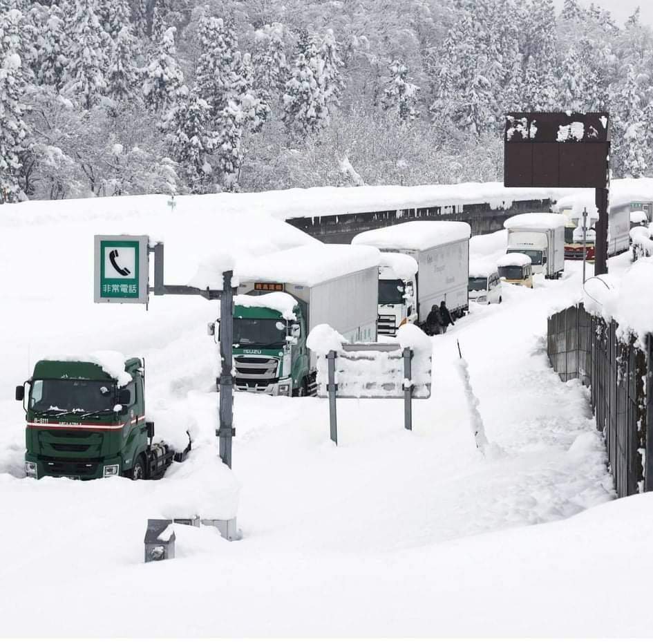 Mais de mil carros presos na neve formam filas de quilómetros no Japão