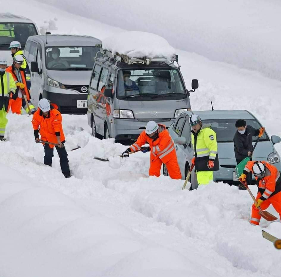 Mais de mil carros presos na neve formam filas de quilómetros no Japão