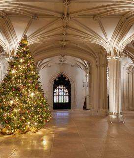 Família real mostra decoração de Natal com árvore de 6 metros e itens em ouro