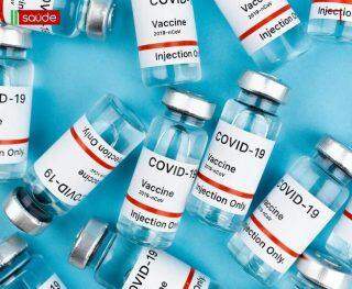 Reino Unido começa a vacinar população na semana que vem e governo brasileiro prevê início de vacinação em março.