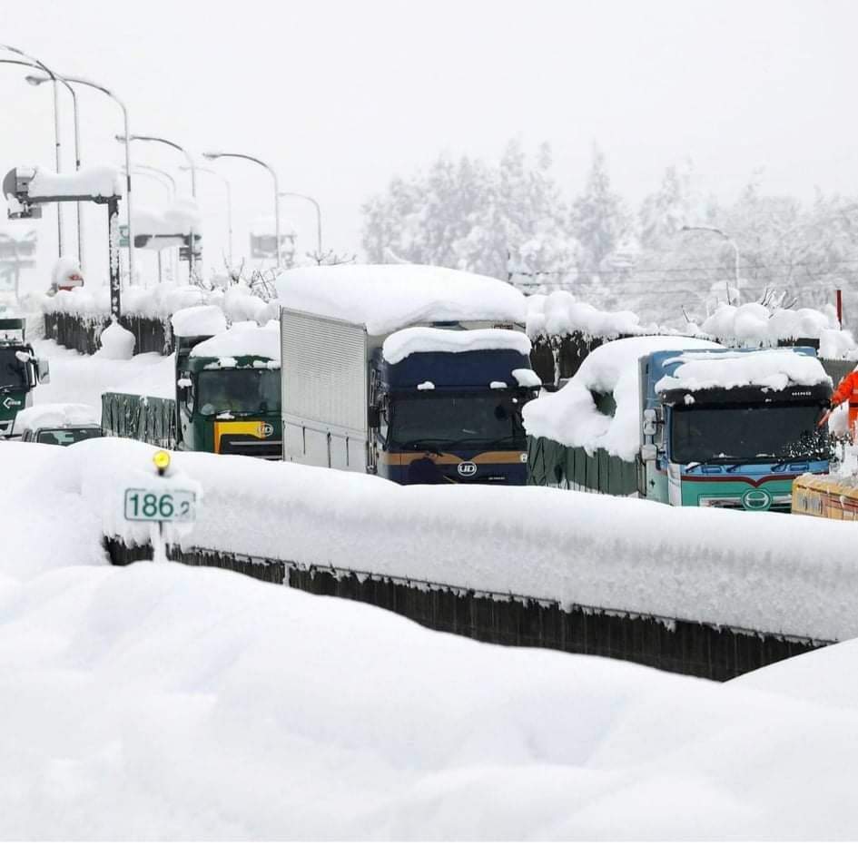 Mais de mil carros presos na neve formam filas de quilómetros no Japão