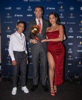 Cristiano Ronaldo recebe prêmio de melhor jogador do século em Dubai