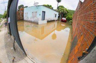 Tempestade causou deslizamento em encosta e interditou casa em Corumbá