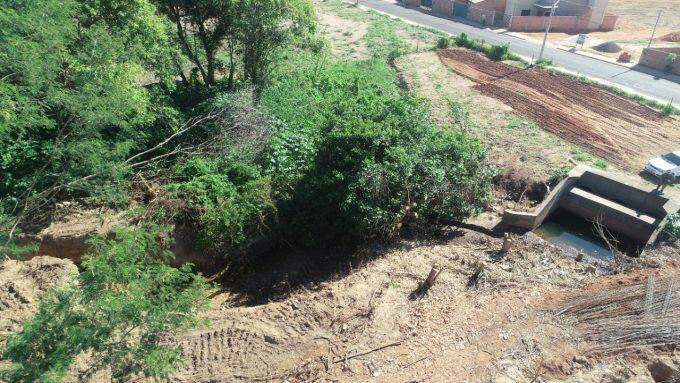 Comerciante de Coxim é multado em R$ 5 mil após desmatar área protegida e desviar uma nascente