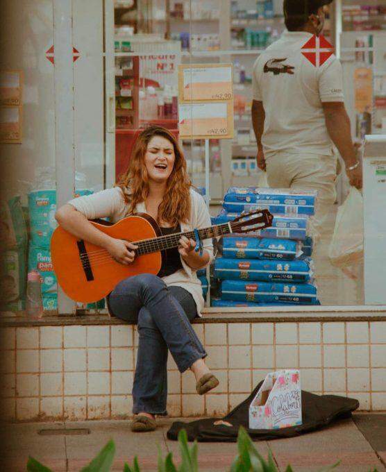 Thaiellen Yane: Quem é a cantora que viralizou no chão de supermercado em Campo Grande?