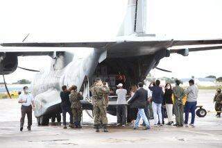 Avião da FAB com 158.766 doses da CoronaVac pousa em Campo Grande