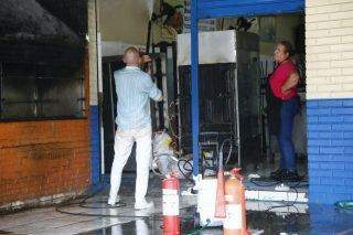 Fogo em churrasqueira sai do controle e danifica teto de restaurante em Campo Grande
