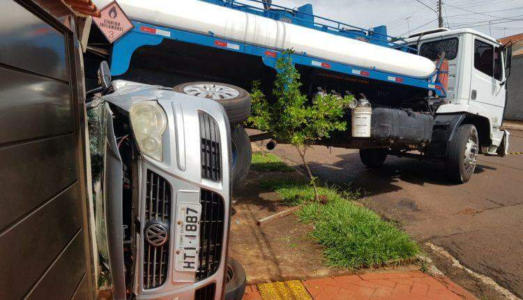 VÍDEO: Caminhão desgovernado 'prensa' carro em muro após acidente no Monte Castelo
