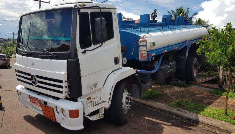 VÍDEO: Caminhão desgovernado 'prensa' carro em muro após acidente no Monte Castelo