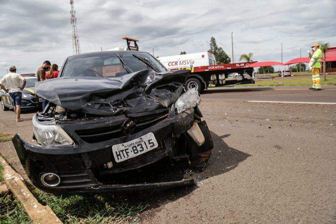 Motorista de Strada tenta conversão, mas colide em Gol na BR-163 e duas pessoas ficam feridas 