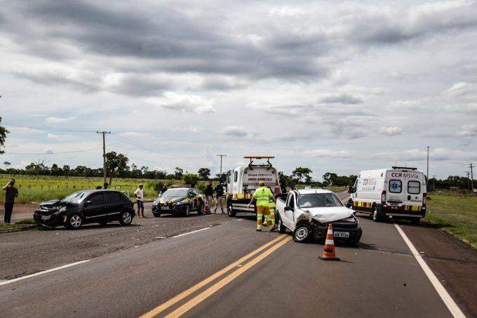 Motorista de Strada tenta conversão, mas colide em Gol na BR-163 e duas pessoas ficam feridas 