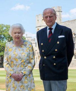 Rainha Elizabeth e príncipe Philip vacinam contra a COVID-19