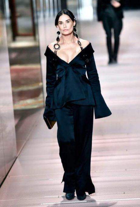 Demi Moore foi a estrela surpresa da Fendi Couture