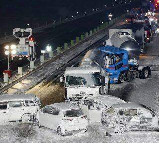 Neve causa engavetamento de 134 veículos e morte no Japão