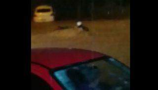 VÍDEO: motociclista cai e chega a ser arrastado por enxurrada em Campo Grande