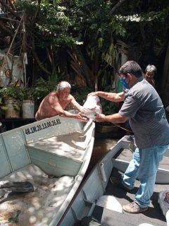 Sem auxílio e desabrigados após cheia do rio, ribeirinhos recebem cestas de alimentos em MS