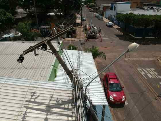 Retroescavadeira carregada por caminhão derruba postes e deixa rua sem energia em Campo Grande
