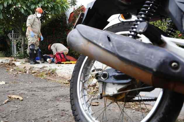 Motociclista perde direção após pneu furar, cai e se fere no Monte Líbano