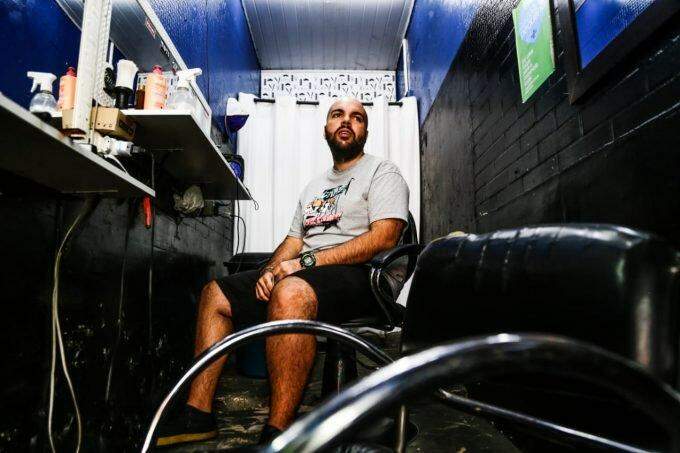 Em cubículo, barbearia funciona como pit stop para cortes a R$ 5 em Campo Grande