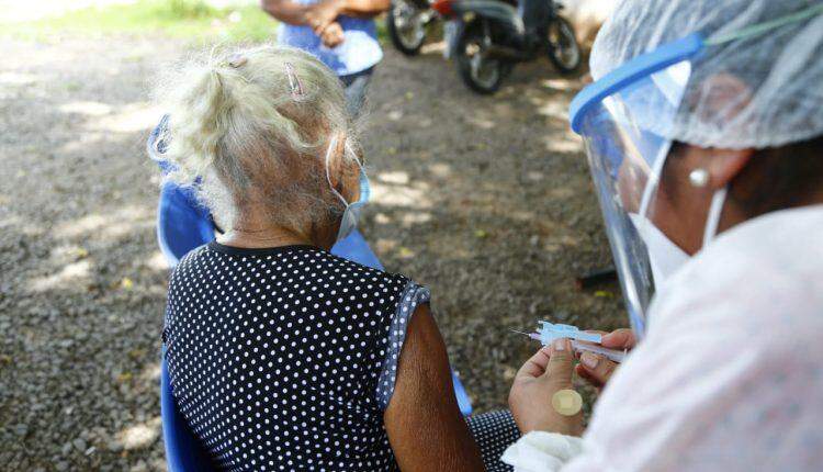 Em Campo Grande, idosos superam das fake news à solidão do isolamento para receber vacina