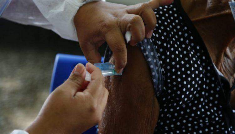 Em Campo Grande, idosos superam das fake news à solidão do isolamento para receber vacina