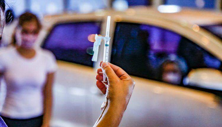 Marquinhos inaugura 'drive-thru' de vacinação contra Covid-19 com capacidade para 200 imunizações por dia