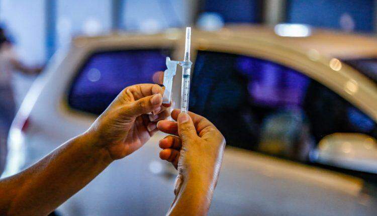 Marquinhos inaugura 'drive-thru' de vacinação contra Covid-19 com capacidade para 200 imunizações por dia