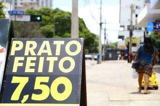Restaurantes com PF a partir de R$ 7,50 'seguram' preços para não perder clientes no Centro