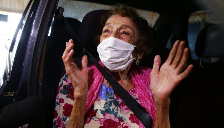 Aos 84 anos, Delinha é imunizada contra Covid-19 e incentiva: 'tem que vacinar'