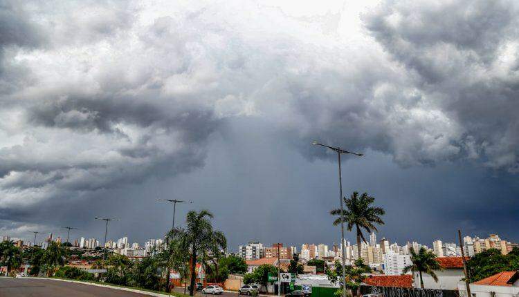 Tempo 'fecha' e anuncia chuvas torrenciais para os próximos dias em Campo Grande